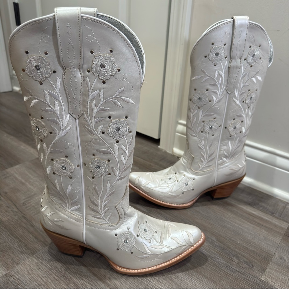 Ariat Romance Leather Flower Studded Western Cowboy Boots in Pearly White - Picture 3 of 10
